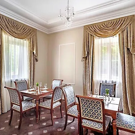 Palac Zegrzynski 4* זגרצה